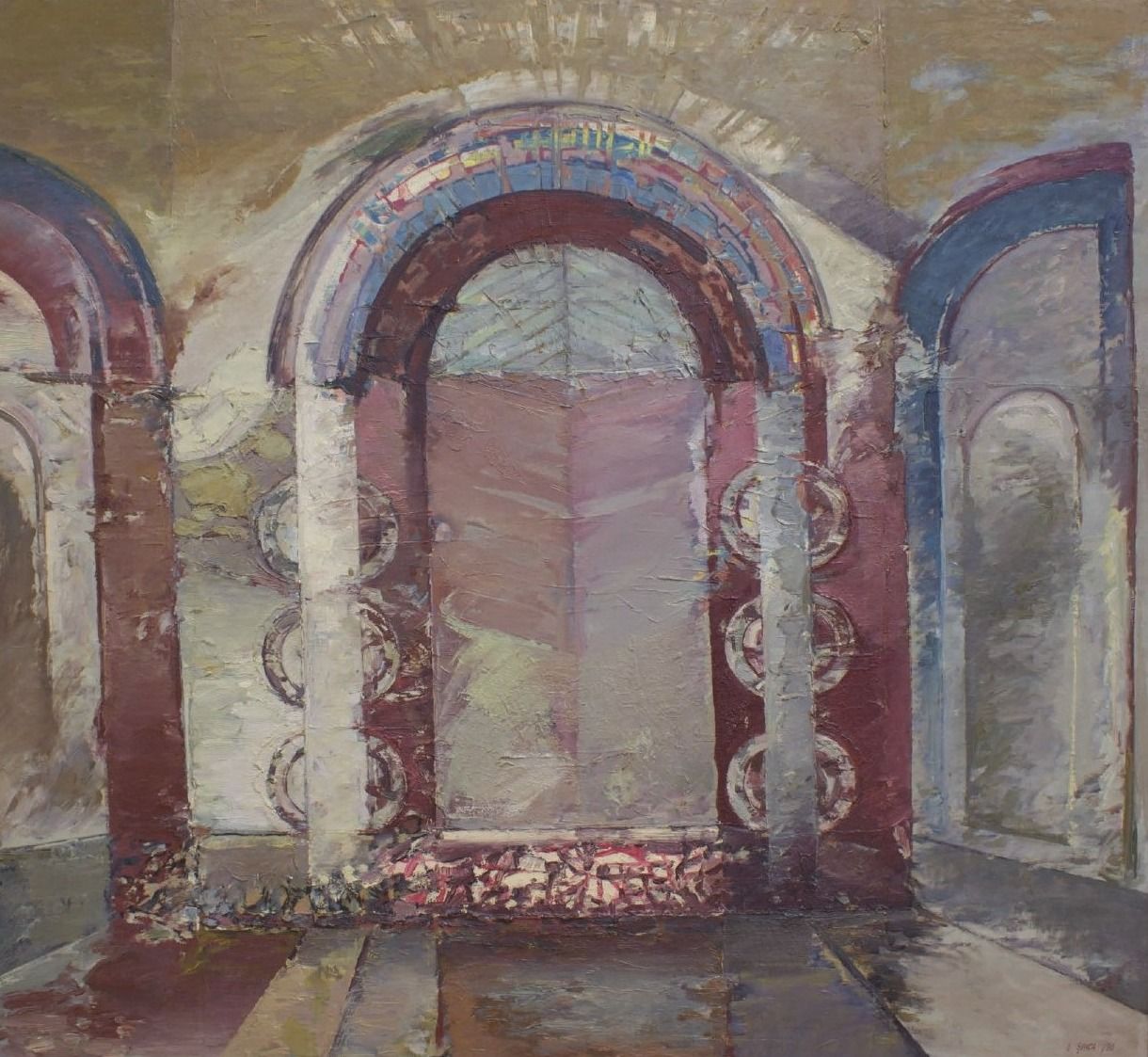 Interior de biserică cu trei arcade, coloane albe și un fond bordo, cu pietre colorate la bază.