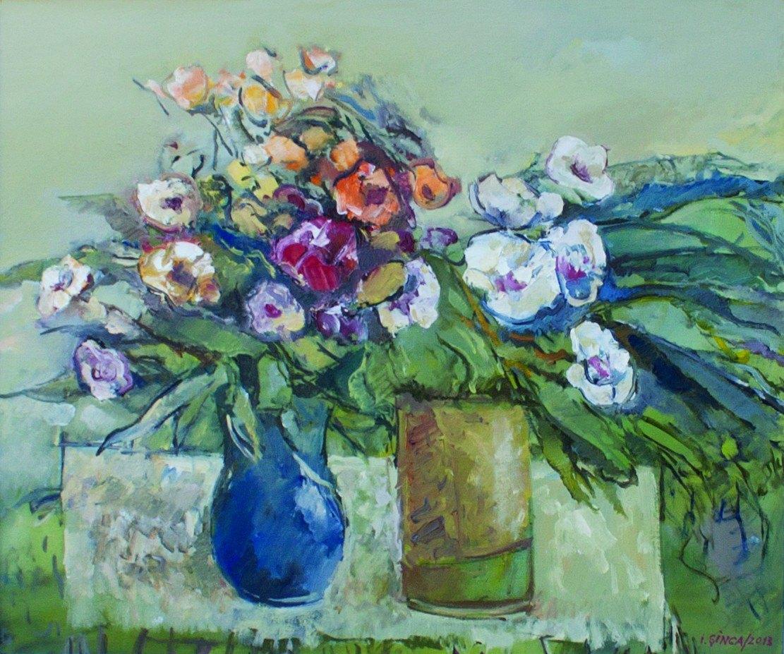 Două vase — unul albastru, unul ocru — cu flori albe, roz și portocalii, pe un fond verde.